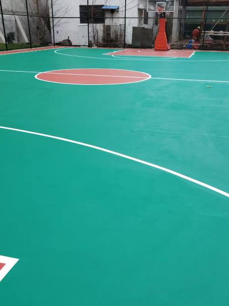 陈巴尔虎 球场长期使用易出现地面开裂